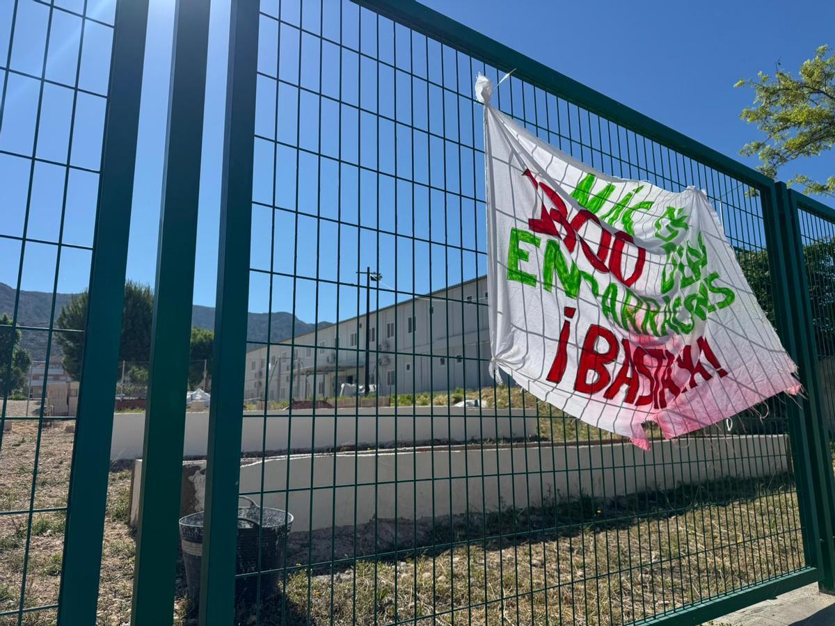 Sábana que se ha colocado con motivo de la huelga educativa en el colegip Príncipe Don Juan Manuel de Villena y que recuerda el tiempo que llevan algunos de sus alumnos en las aulas prefabricadas.