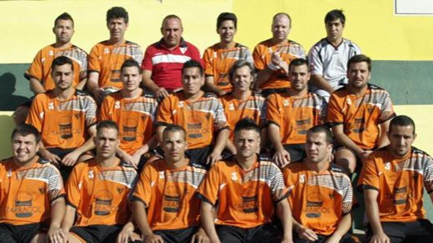 David Santiago (primero por la derecha en la segunda fila) posa con sus compañeros del equipo de fútbol.  i LP/DLP