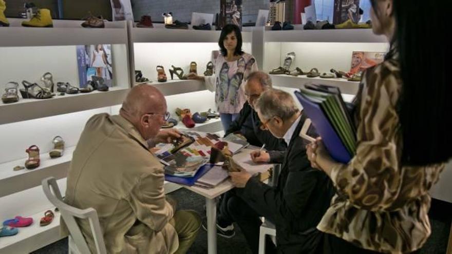 Firmas italianas y danesas que buscan producir en Alicante visitan Co_Shoes