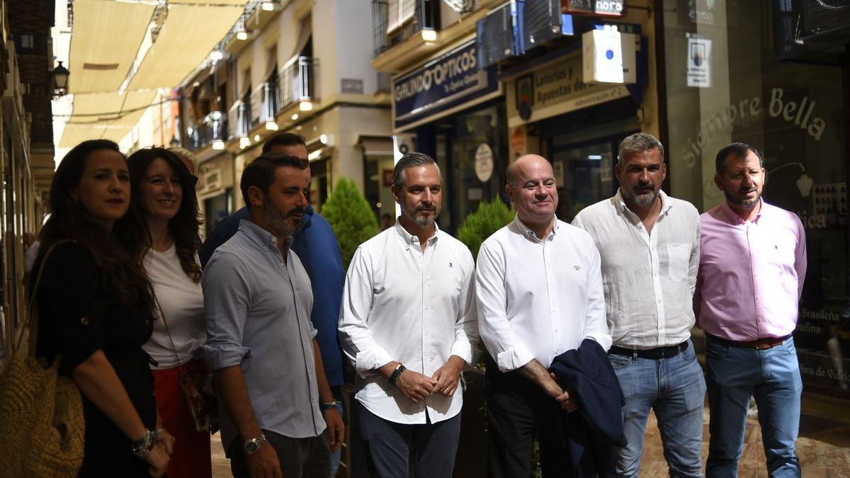 Juan Bravo, acompañado por los responsables del PP de Antequera.