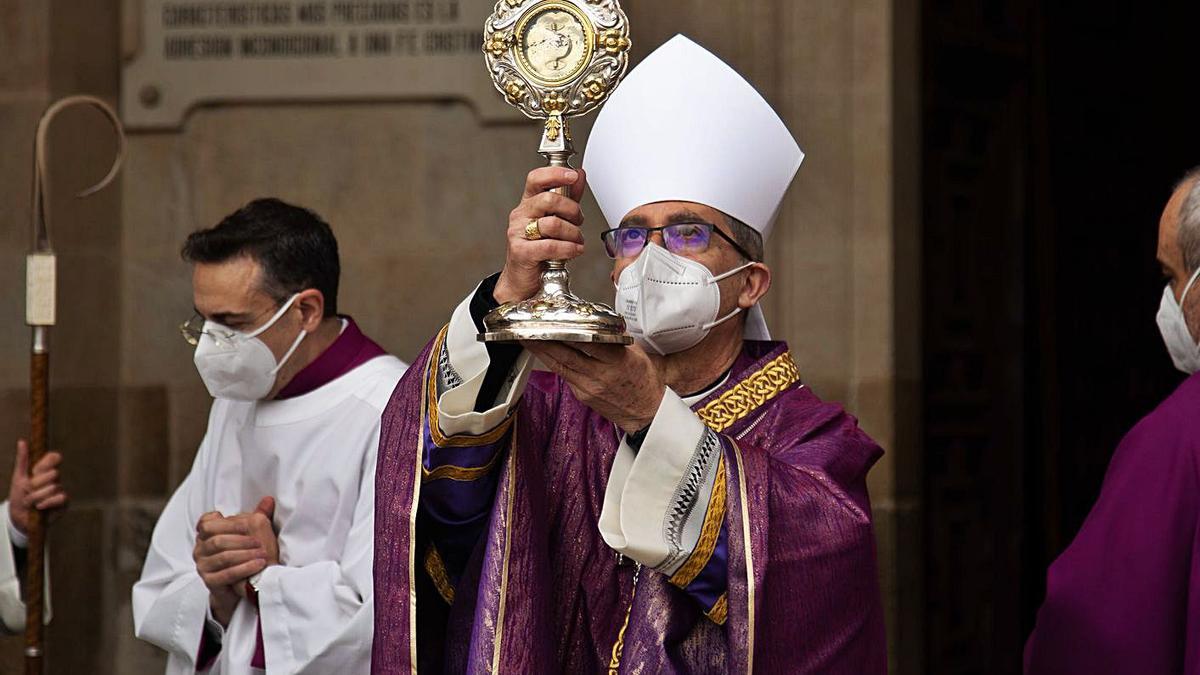 Valera, con la Cruz de Carne, en la puerta de la Catedral. | Jose Luis Fernández