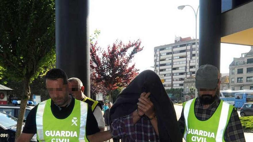 Unos guardias conducen a un detenido a los juzgados de Vilagarcía, en una imagen de archivo. // I.Abella