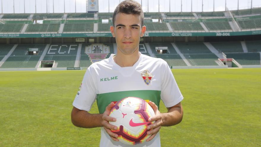 Claudio Medina, esta mañana, en su presentación oficial como jugador del Elche.