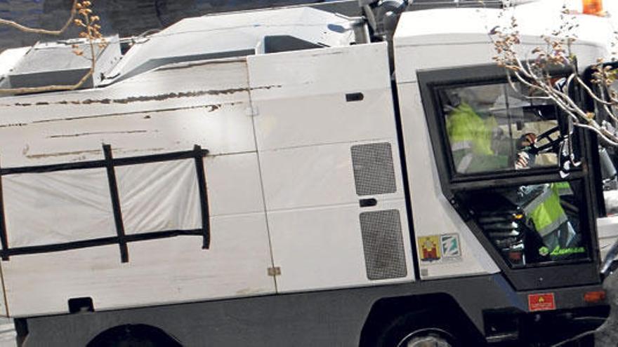 Una máquina barredora con los anagramas de Emsa efectuando tareas de baldeo.