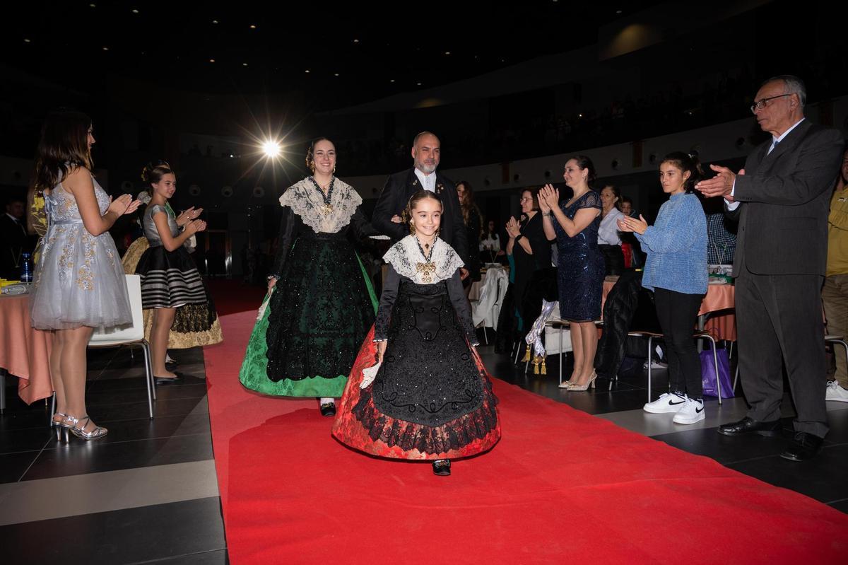 Andrea, Carlos y Náyade se dirigen al escenario con los aplausos de los asistentes, entre ellos, los de as reinas de las fiestas.