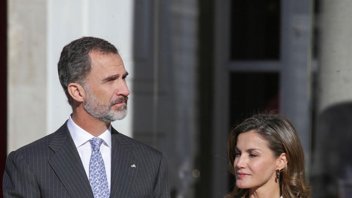 Letizia Ortiz lleva la gabardina de la temporada