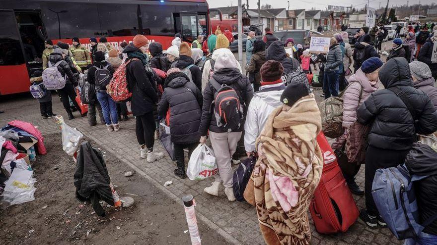 Menschen warten an der polnisch-ukrainischen Grenze auf die Ausreise aus dem Krisengebiet.