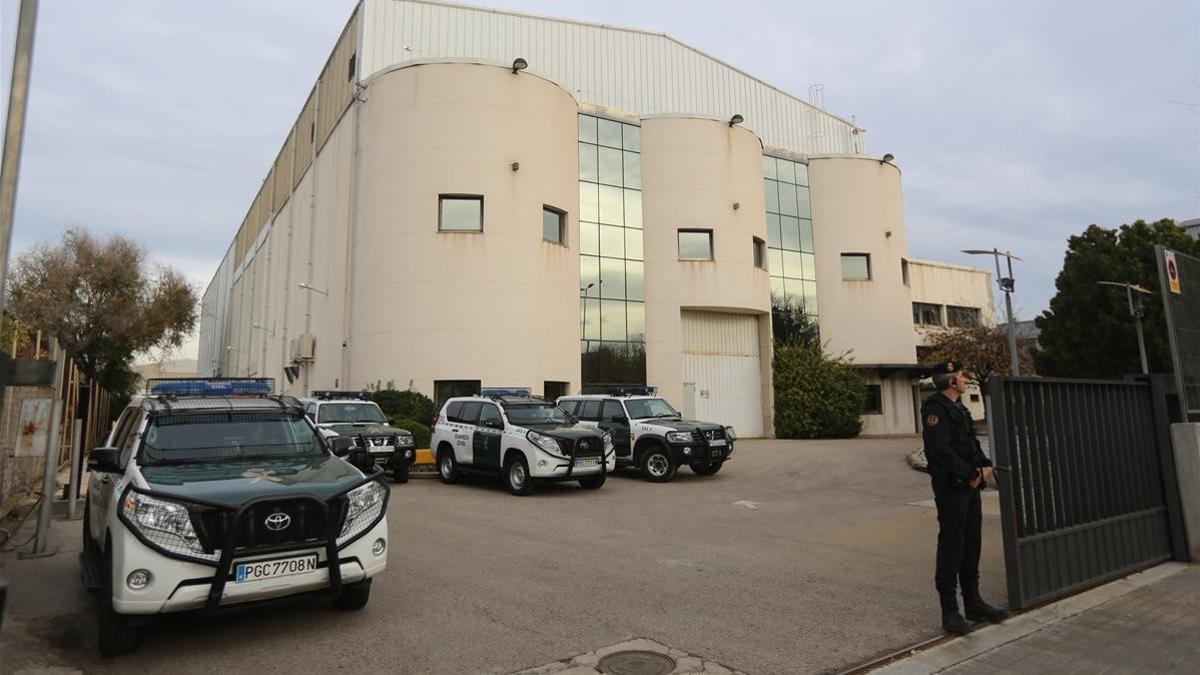 Agentes de la Guardia Civil en el registro de la sede de Unipost en L'Hospitalet, este jueves.