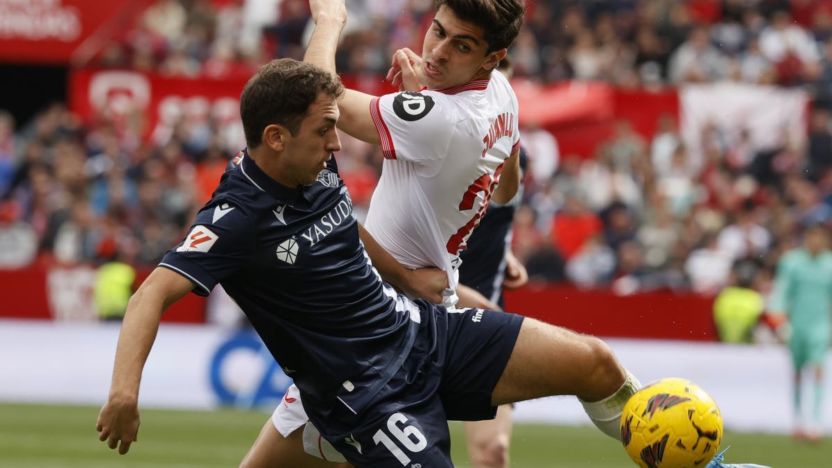 El centrocampista del Sevilla Juan Luis Sánchez y el centrocampista de la Real Sociedad Jon Ander Olasagasti, durante el partido de LaLiga EA Sports de la jornada 27 disputado este sábado en el estadio Ramón Sánchez-Pizjuán de Sevilla.