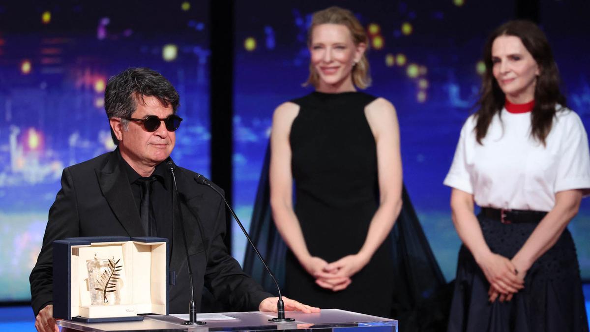 El director, guionista y productor iraní Jafar Panahi celebra tras ganar la Palma de Oro por la película Un simple accidente.