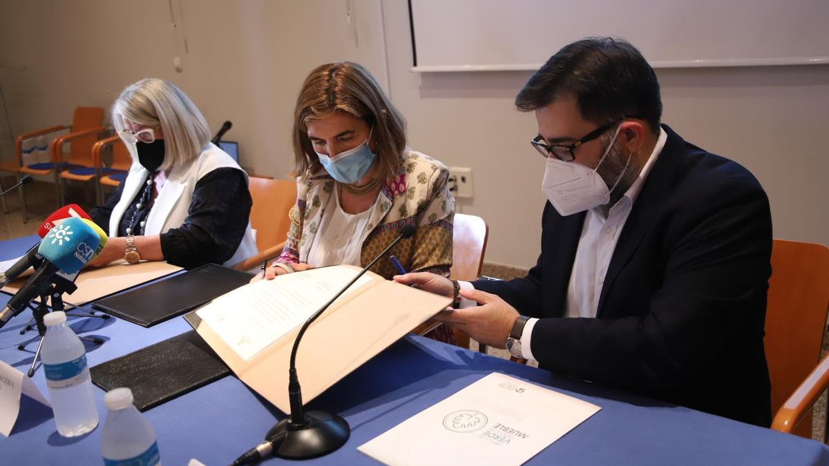 La consejera Rocío Blanco firma el protocolo con los representantes de la joyería, Milagrosa Gómez, y la madera, Enrique Fernández.