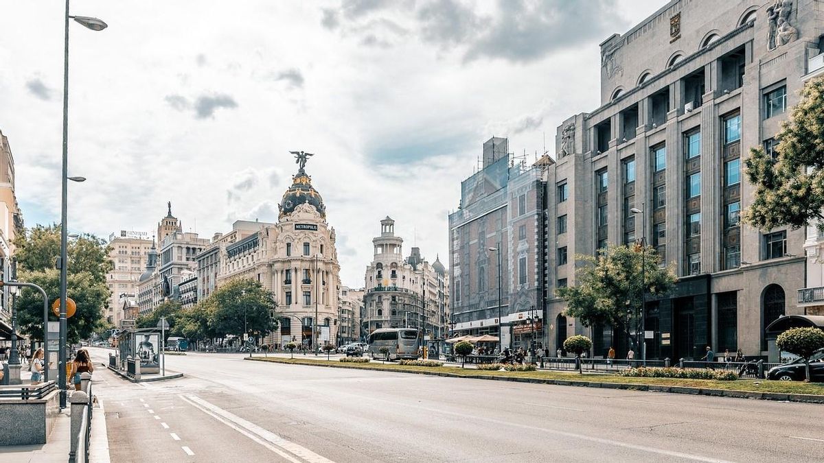 Vista del edificio Metrópolis y de la bifurcación entre las calles Alcalá y Gran Vía en el centro de Madrid capital