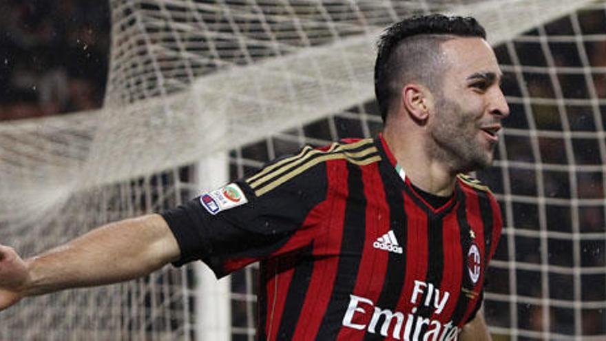 Adil Rami celebra un gol con el Milan