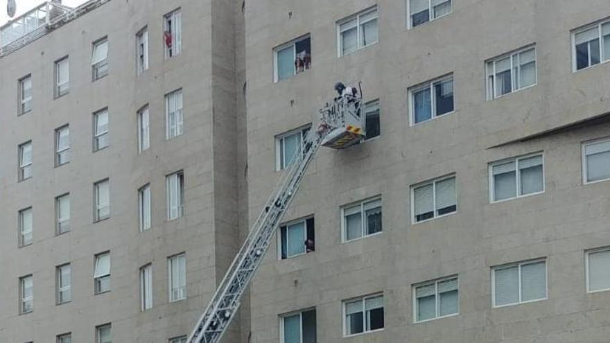 Rescatan por la ventana a un niño encerrado en una habitación