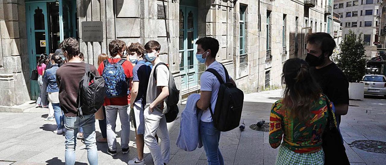 Las colas para lograr un puesto de estudio en la Biblioteca Juan Compañel se extendían ayer hasta la farola de Plaza Constitutción.   | // PABLO HERNÁNDEZ