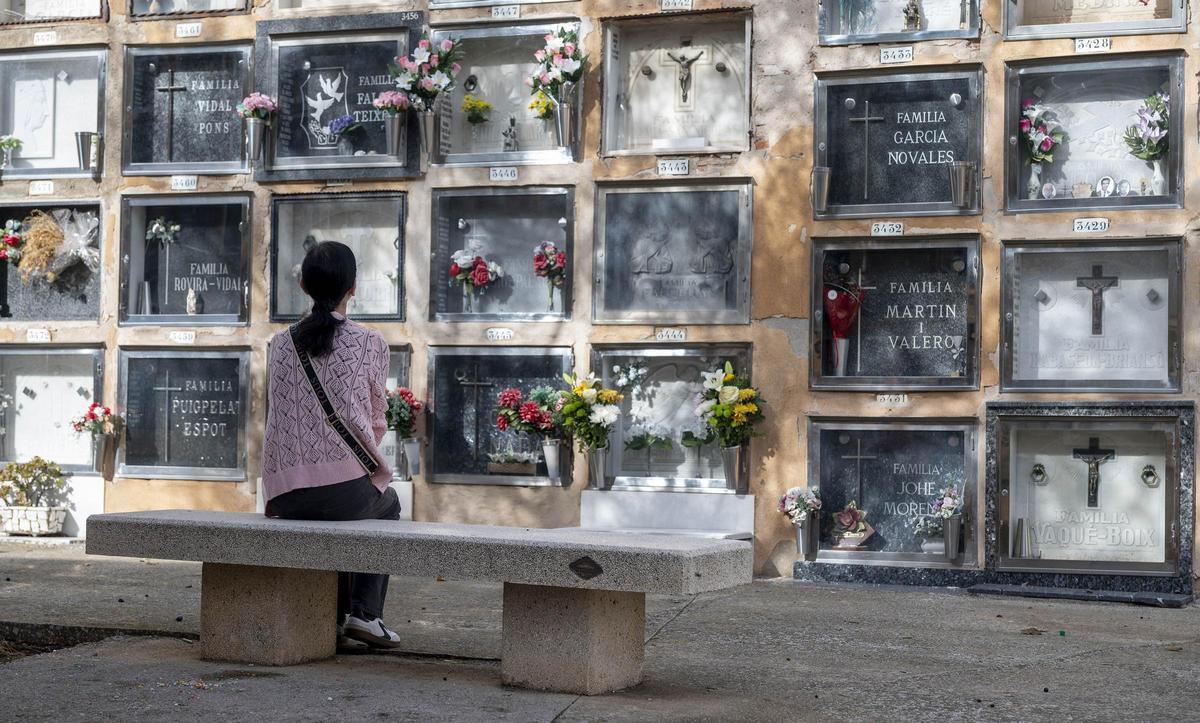 Los cementerios se llenan el 1 de noviembre, día de Todos los Santos 2025, en Barcelona