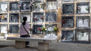 Los cementerios se llenan el 1 de noviembre, día de Todos los Santos 2025, en Barcelona