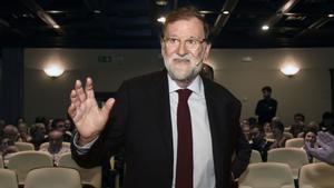BARBASTRO (HUESCA), 02/12/2024.- El expresidente del Gobierno Mariano Rajoy imparte este lunes una conferencia en el Aula Magna de la Universidad a Distancia de Barbastro (Huesca) titulada La Constitución del 78: garantía de libertad. EFE/ Javier Blasco