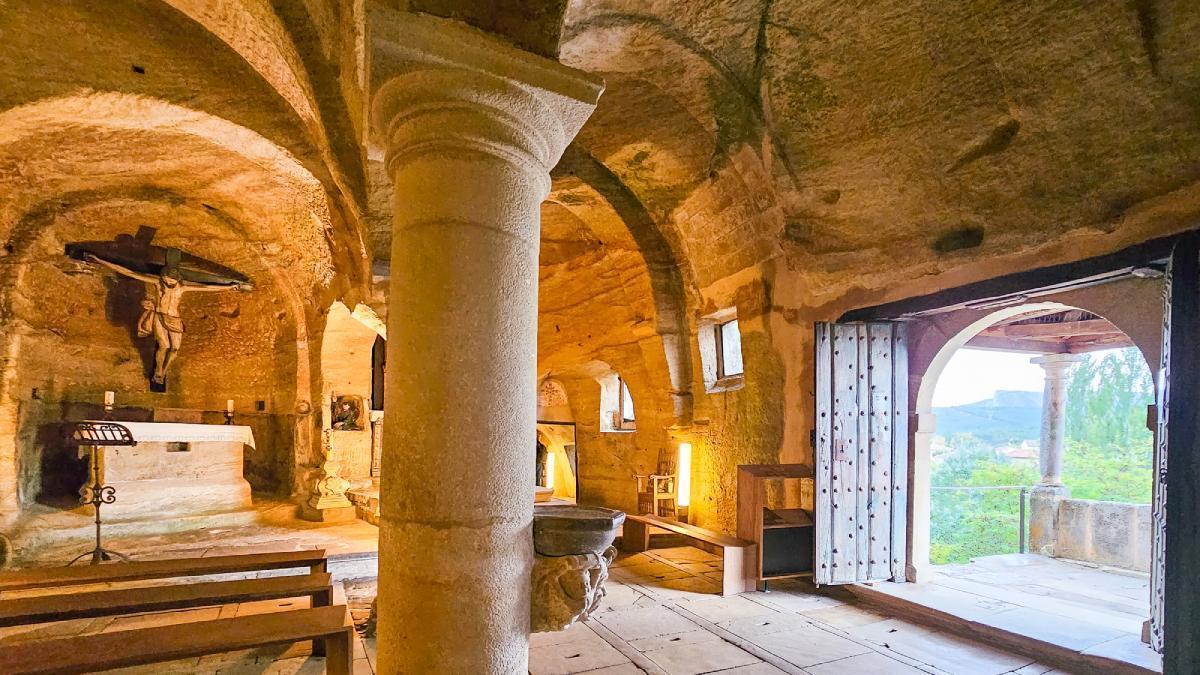 La iglesia con más de 1.000 años excavada en roca en un pueblo de 49 habitantes que fue declarada Bien de Interés Cultural