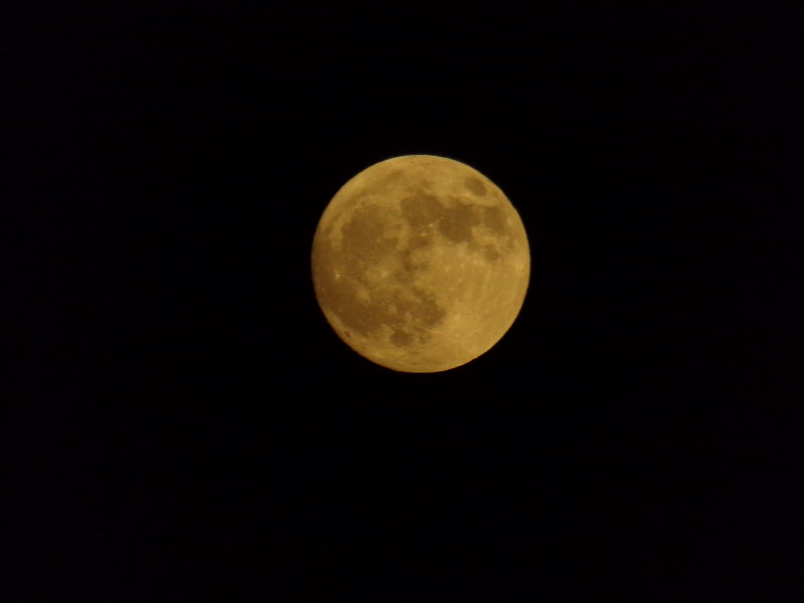 Del espectacular ocaso a la luminosidad de una luna en su plenitud en Vigo