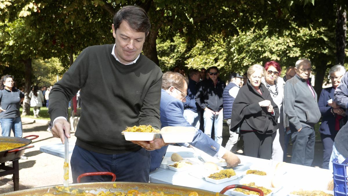 El presidente del Partido Popular de Castilla y León, Alfonso Fernández Mañueco, visita La Bañeza y participa en una paellada popular.