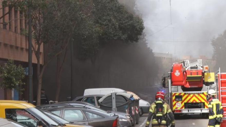 Incendio en un garaje de la Cruz Cubierta en València