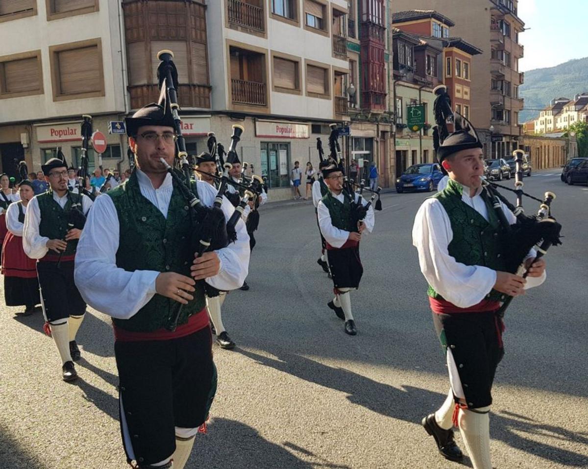 Gaiteros por las calles de la Villa en una pasada edición del festival. | V. A.