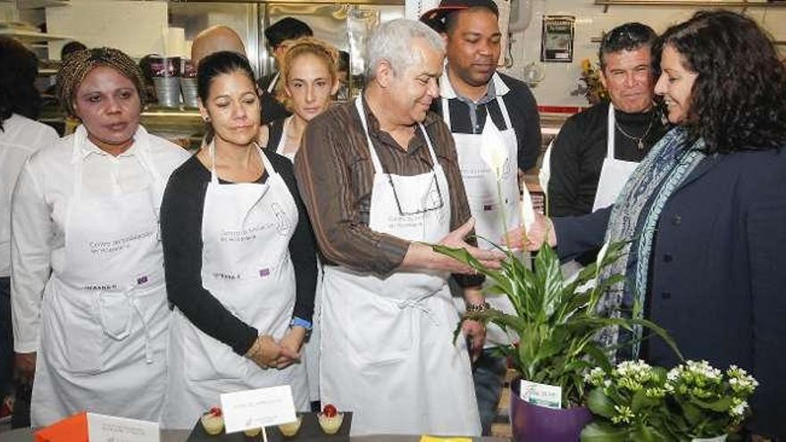 Luisa Cid con los miembros del taller Merca e Cociña.