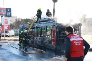 Sale ardiendo un autobús de Tussam en el polígono de La Negrilla