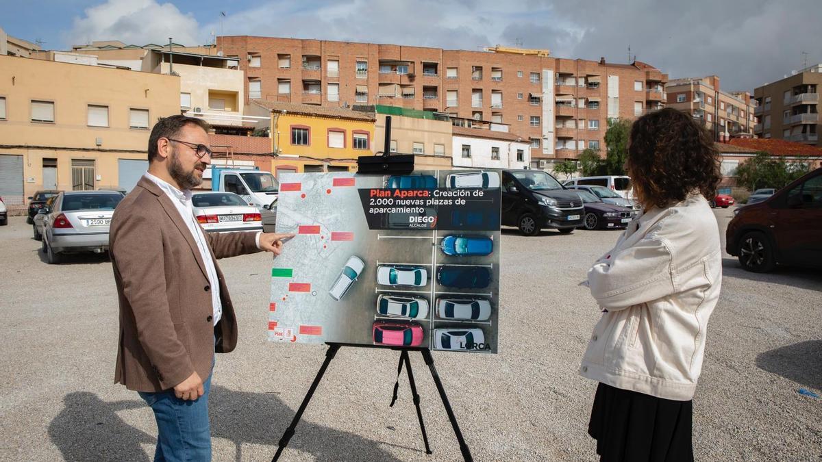 El alcalde, Diego José Mateos, y la edil de Fomento, Isabel Casalduero, durante la presentación del proyecto.
