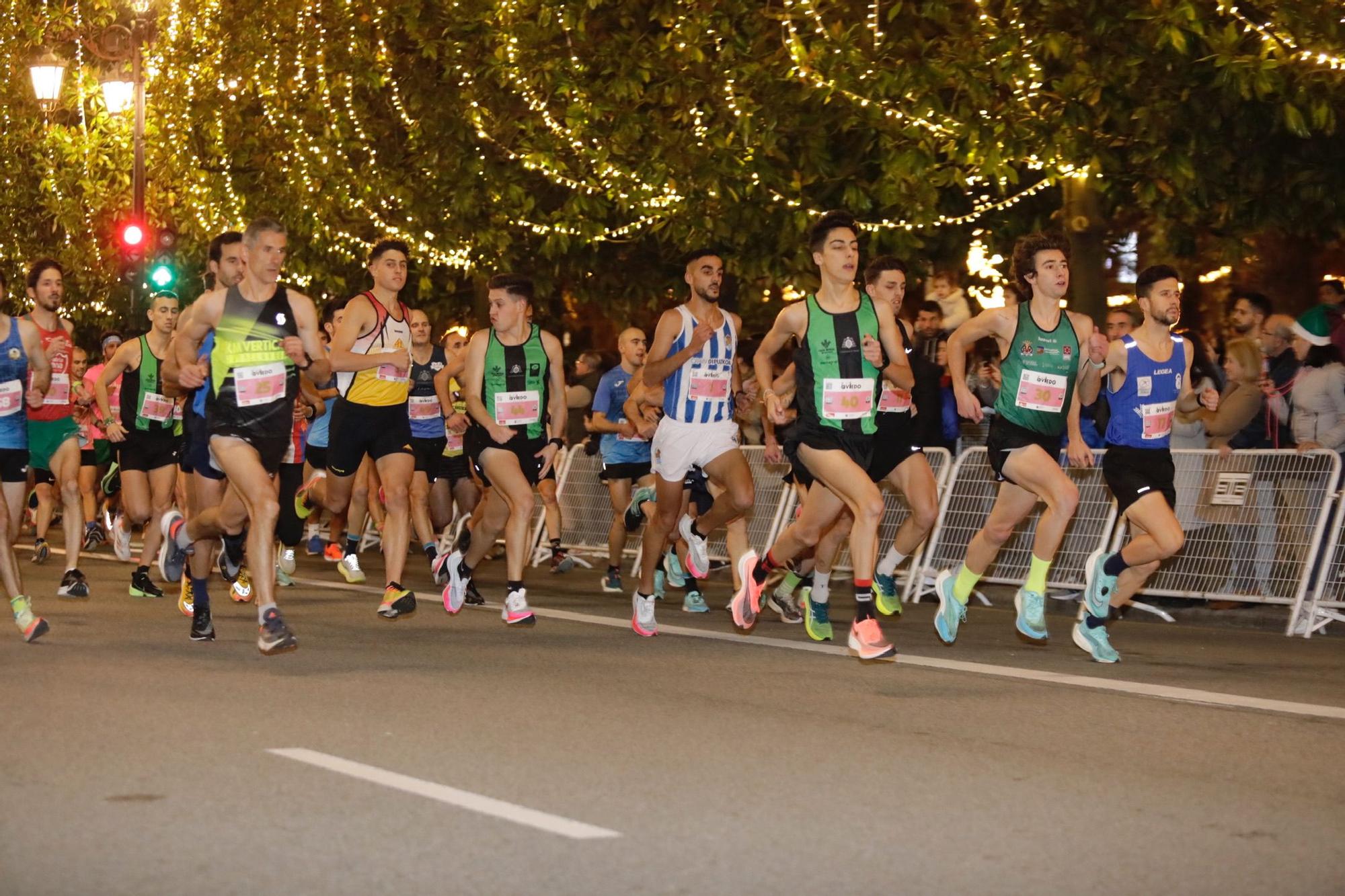 En imágenes: Jaime Bueno (Univerisad de Oviedo) y Mariam Benkert triunfan en la San Silvestre de Oviedo