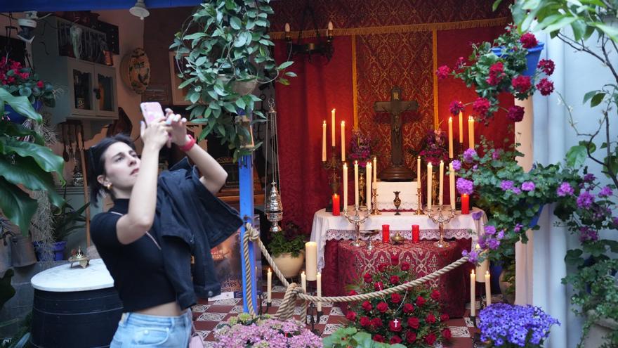 El florido mayo brota en once patios de Córdoba durante el Jueves Santo