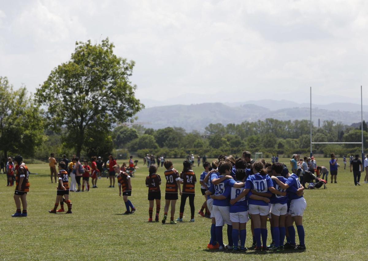 Desde arriba, un partido de  habilidades mixtas, un puesto sirviendo fruta, tiro a palos con madreñas, y participantes en La Morgal. | Luisma Murias / A. R.