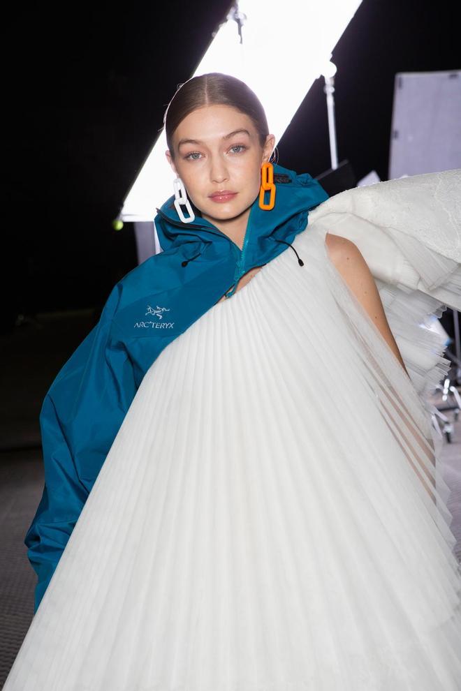 Gigi Hadid, con un diseño de Off White en París