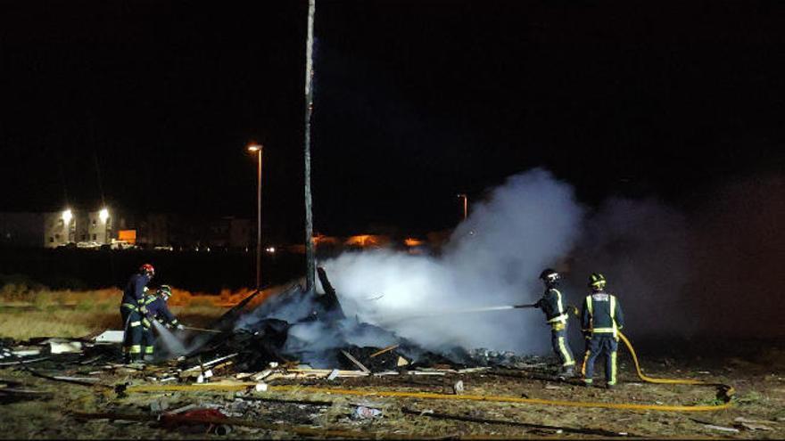 Los bomberos intervienen en una hoguera en la capital.