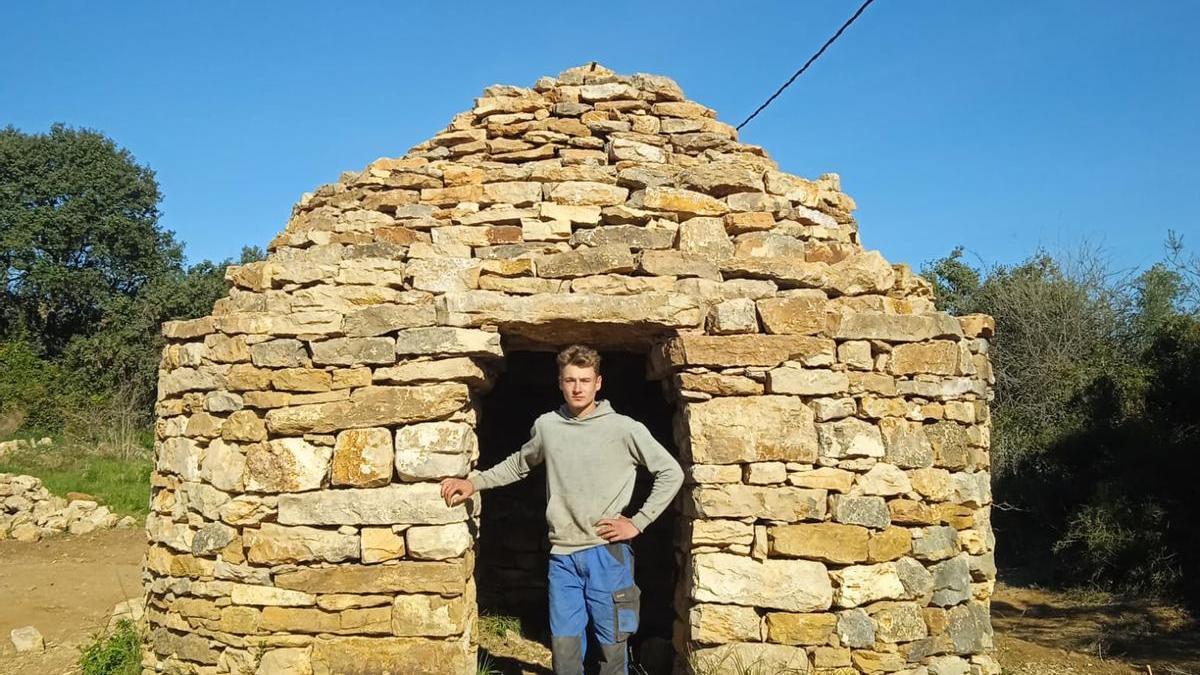Jordi Monferrer conoce a sus 21 años la técnica de la piedra seca