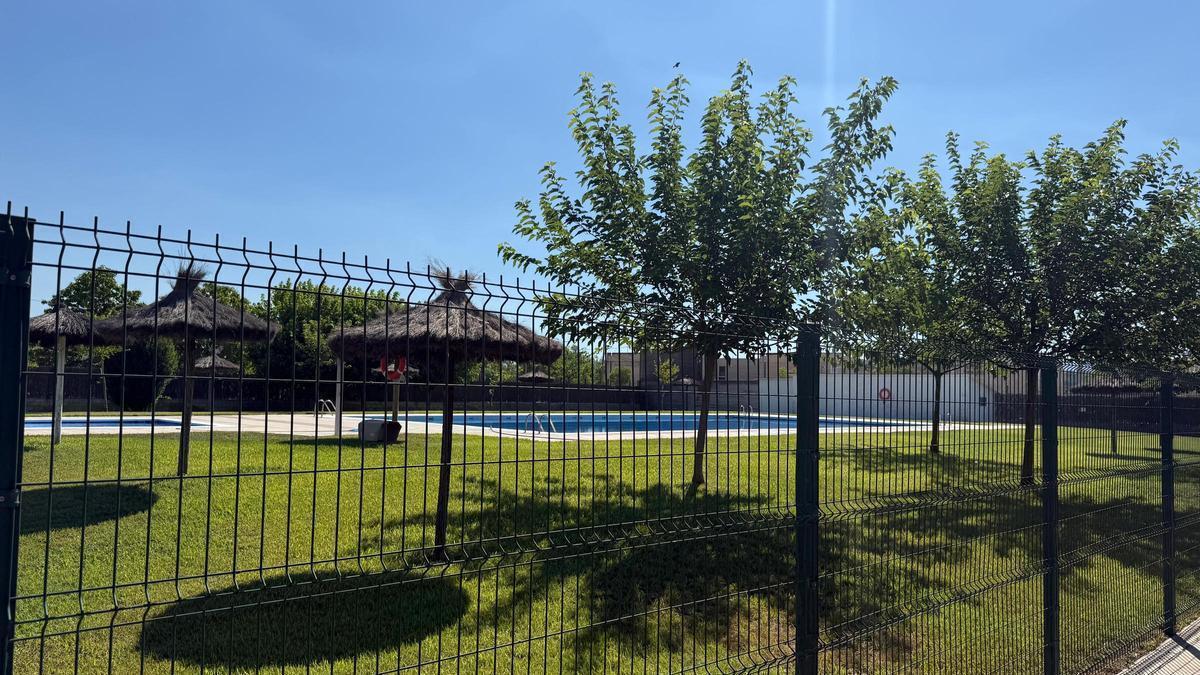 Imatge de la piscina de Vidreres sense usuaris, però a punt per fer servir
