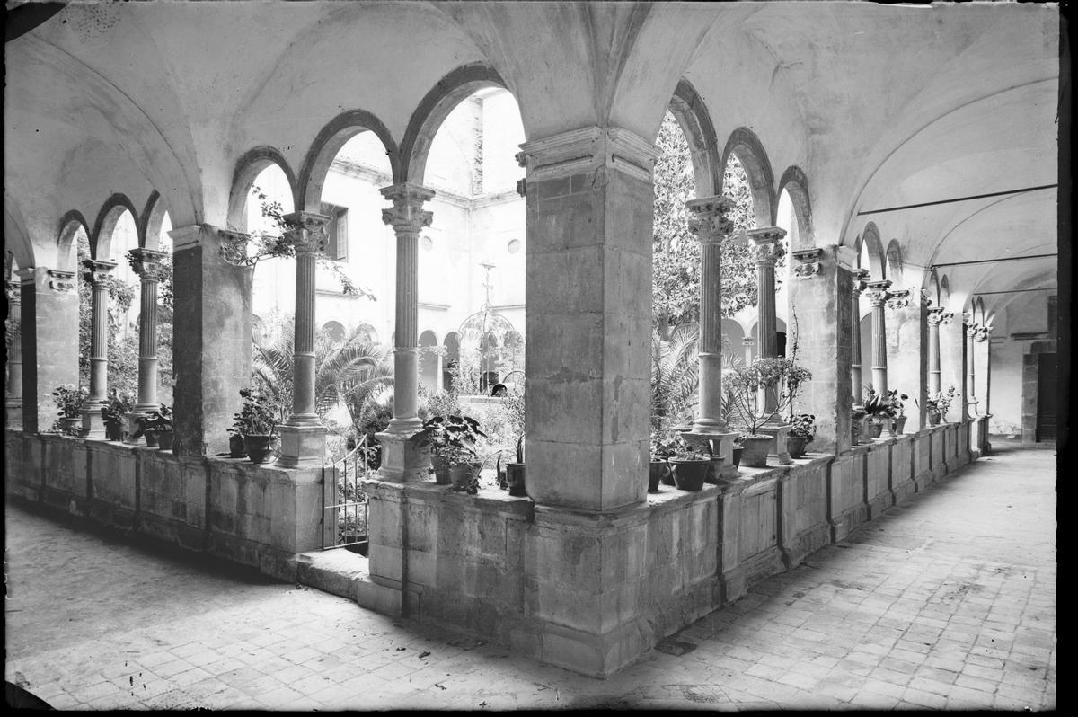 Claustre del monestir de Sant Esteve de Banyoles. Banyoles, 1911-1944. Fons Valentí Fargnoli. Inspai