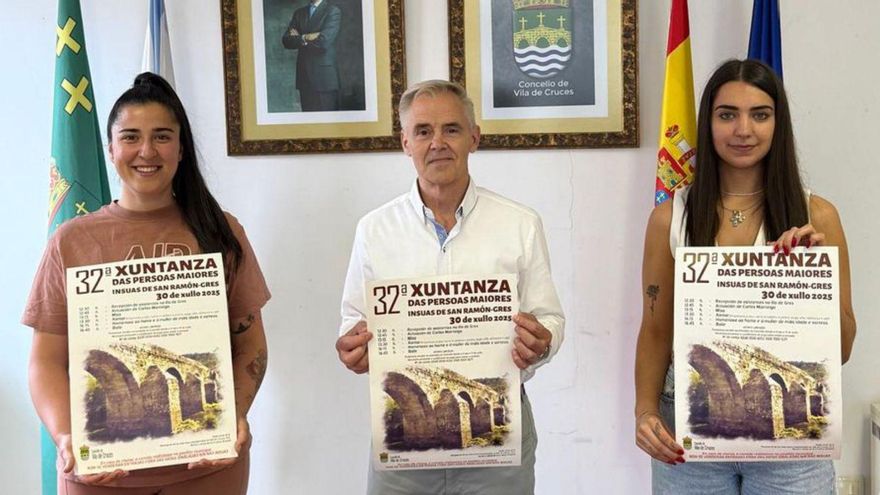Otero, Taboada e Lois posan co cartel da xuntanza.