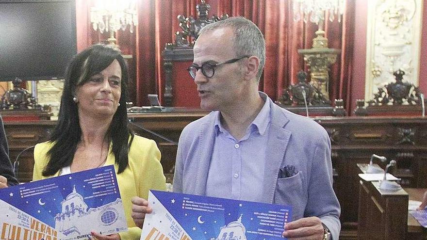 El alcalde, Jesús Vázquez, con la edil de Cultura, durante la presentación de &quot;Verán cultural&quot;. // Iñaki Osorio