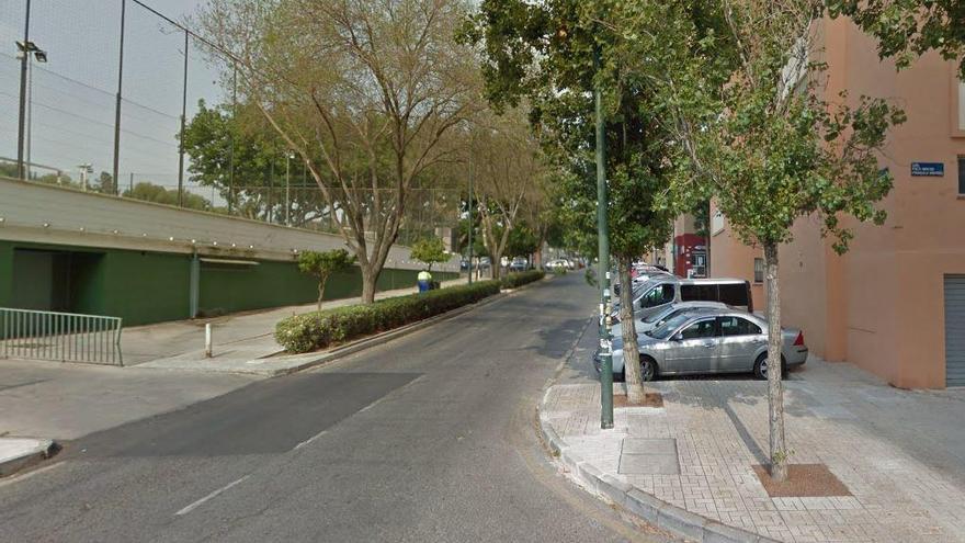 El coche estaba aparcado en la calle Poeta Bernardo de la Torre.