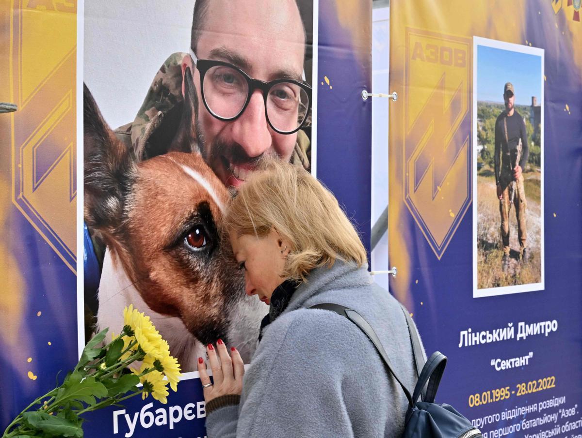 Exposición al aire libre Regimiento Azov - Ángeles de Mariupol en el centro de Kiev para conmemorar el Día de los Defensores de Ucrania el 14 de octubre de 2022, en medio de la invasión rusa de Ucrania