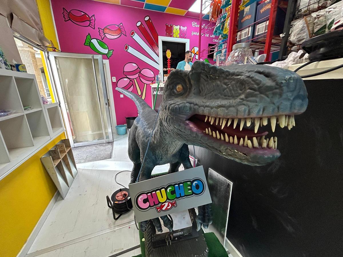 Una de las sorpresas para la reapertura, un enorme velocirraptor.