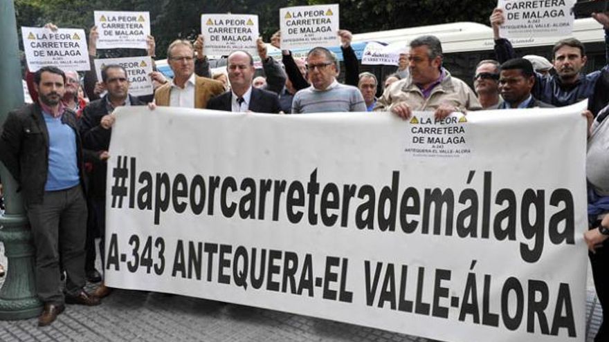 Concentración por la A-343 ante la Delegación.