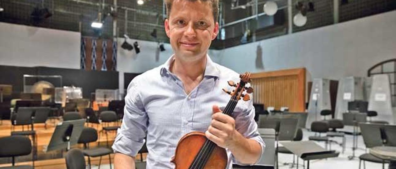 Julian Rachlin, ayer tras terminar el ensayo con los músicos de la Simfònica.