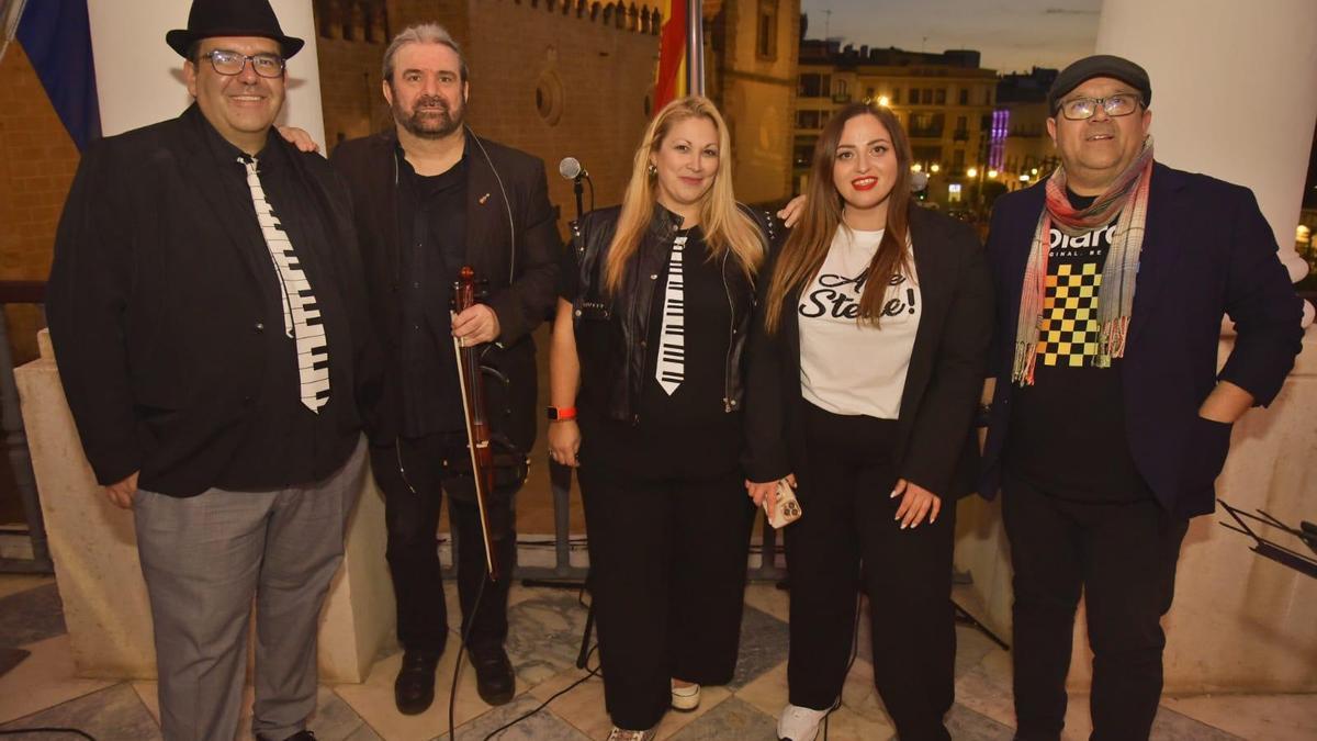Los integrantes del grupo musical PM Music Experience en el balcón del Ayuntamiento de Badajoz.