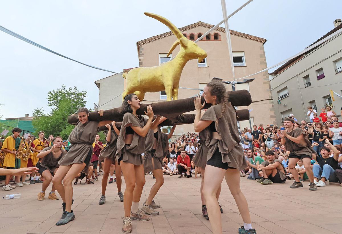 Les millors imatges de la cercavila de la Cabra d'Or, a Moià