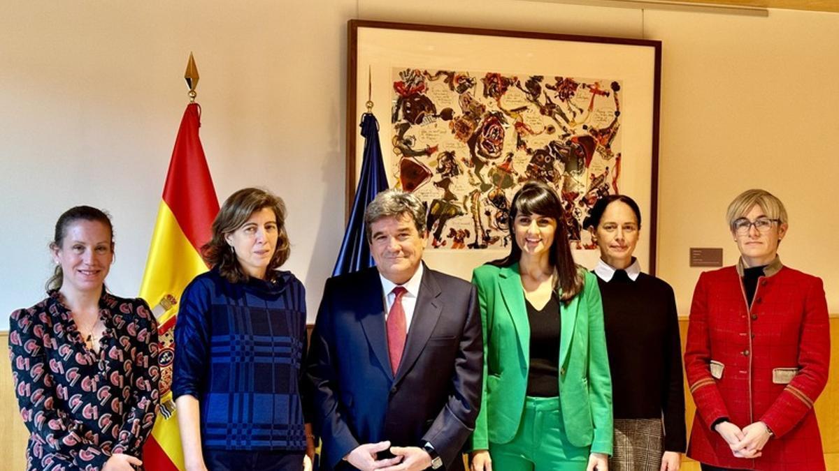 El ministro Escrivá con las nuevas secretarias de Estado.