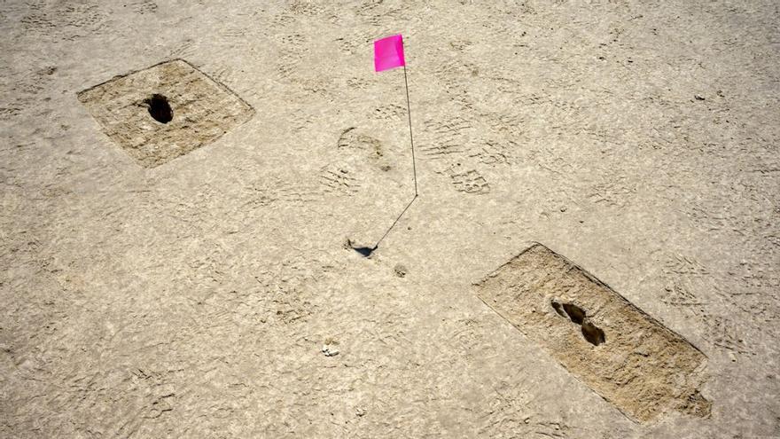 Las huellas descubiertas en un sitio arqueológico están marcadas con una bandera en el campo de pruebas y entrenamiento de Utah.