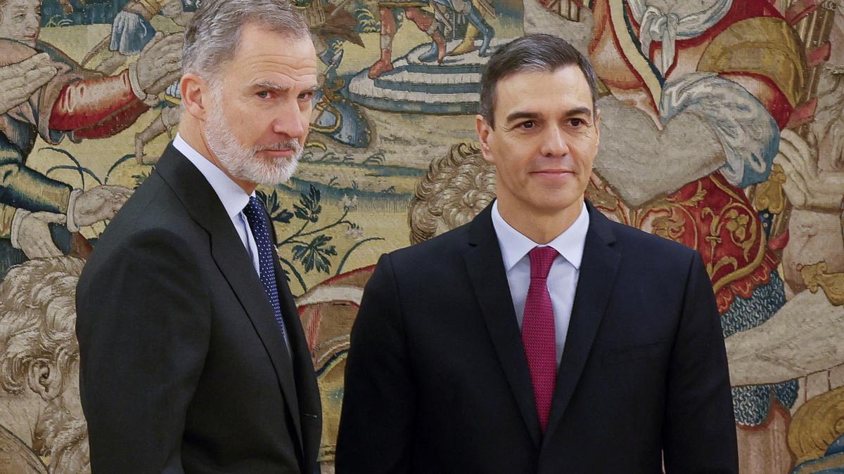 Felipe VI y Pedro Sánchez, durante la toma de posesión del líder del PSOE como presidente del Gobierno en el Palacio de la Zarzuela, el 17 de noviembre.